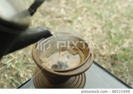 如何享受露營地 清晨咖啡 一杯慢煮的咖啡 80515499