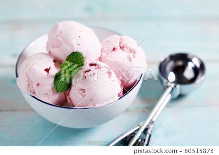 Ice cream scoops in white bowl 80515873