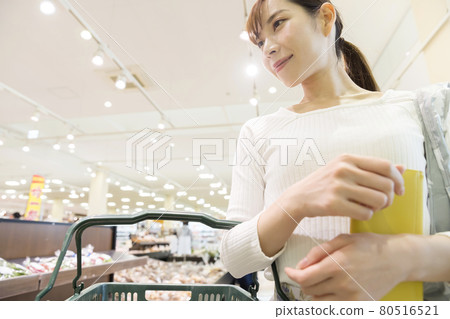 在超市購物的年輕女子購物形象 80516521