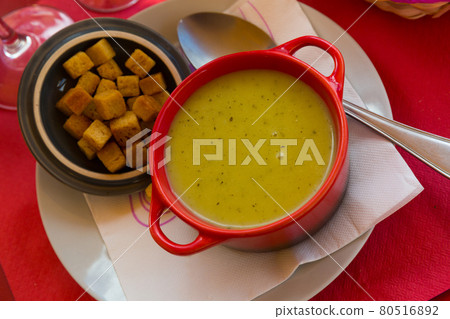 Vegetable cream soup with croutons 80516892