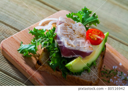 Sandwich with roasted tuna 80516942
