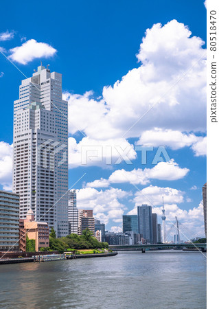 << Tokyo >> Cityscape along the Sumida River in the Tokyo Bay area 80518470