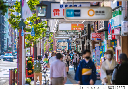 日本超過3,000個東京城市景觀......在第四次宣言下,東京終於有3,177人。 Kaminarimon 入口處的許多人 = 7 月 28 日 日本超過3,000個東京城市景觀......在第四次宣言下,東京終於有3,177人。 Kaminarimon 入口處的許多人 = 7 月 28 日 80519255