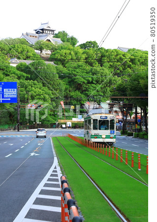 Kumamoto Castle and tram 80519350
