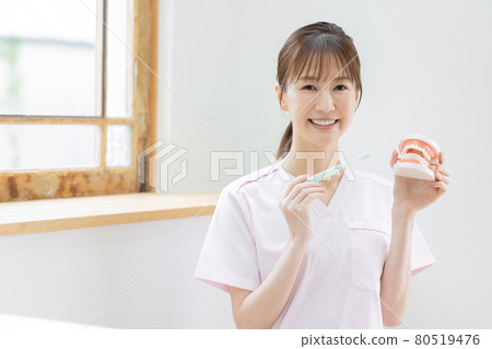 牙科保健員在講授如何刷牙 80519476