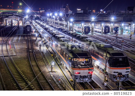 Kiha 85系列柴油車在名古屋市夜間在名古屋車輛病房進行維修 Kiha 85系列柴油車在名古屋市夜間在名古屋車輛病房進行維修 80519823
