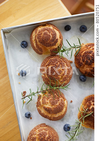 choux pastry . 80520751