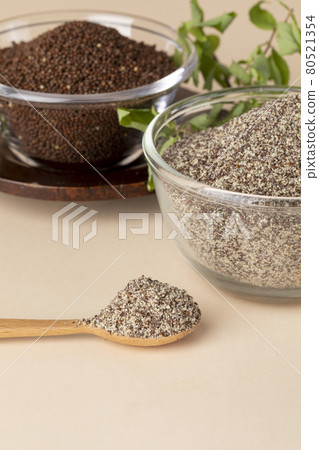 perilla seed and powder in glass bowl 80521354