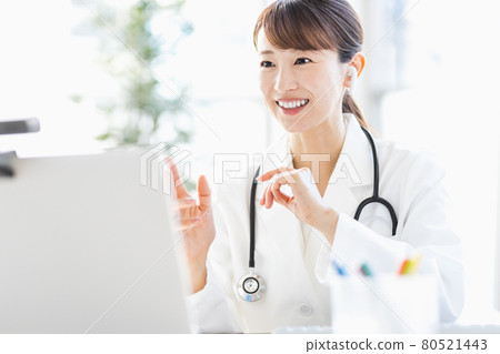 在線實踐中的女醫生 80521443