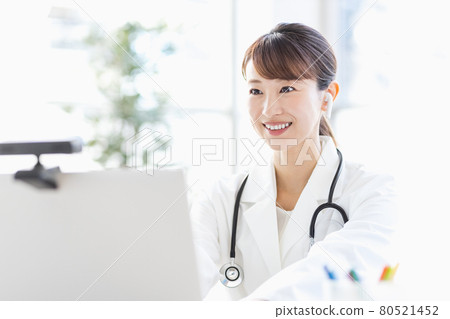 Female doctor in online practice 80521452