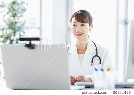 在線實踐中的女醫生 80521456