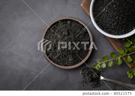 black sesame seed and powder in porcelain and spoon 80521575