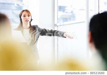 一個戴著耳機在公共場合講話的女商人 80521680