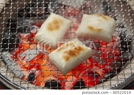 Image of cut rice cake baked in a shichirin Image of cut rice cake baked in a shichirin 80522019