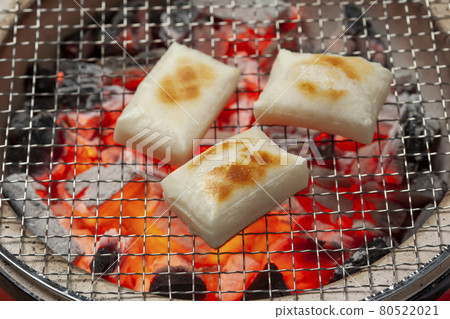 Image of cut rice cake baked in a shichirin 80522021