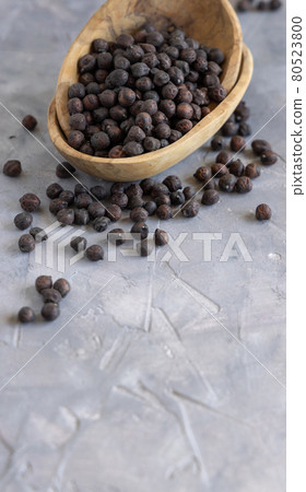 Wooden bowl of black chickpea closeup 80523800