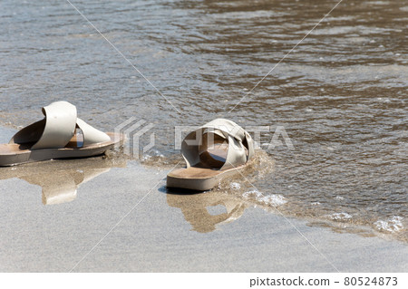 Women's sandals are exposed to the waves 80524873