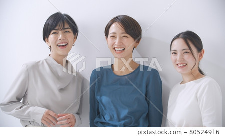 Business woman portrait 3 people Business woman portrait 3 people 80524916