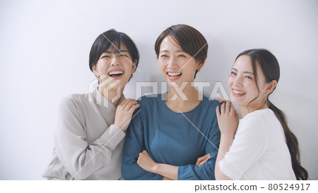 Business woman portrait 3 people Business woman portrait 3 people 80524917