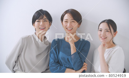 女商人肖像 3 人 80524919