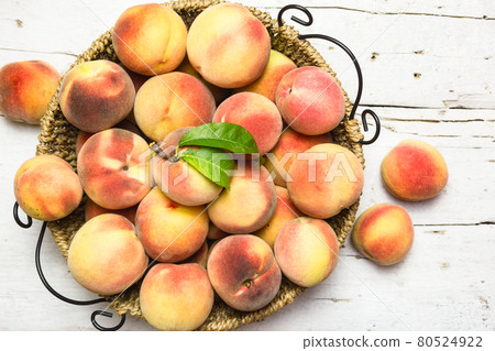 Ripe juicy peaches on a rustic background Ripe juicy peaches on a rustic background 80524922