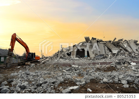 Excavator with hydraulic breaker hammer for the destruction of concrete and hard rock. Jackhammer  80525353
