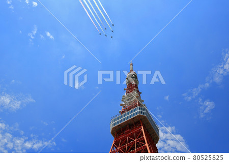 Tokyo Shiba Park Tokyo Tower and Blue Impulse 80525825