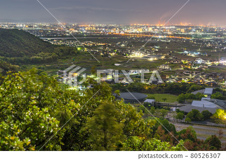從黑岩山、平磯湖周圍的里山(兵庫縣加古川市東關岐)眺望加古川市的夜景 從黑岩山、平磯湖周圍的里山(兵庫縣加古川市東關岐)眺望加古川市的夜景 80526307