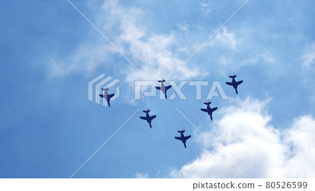 藍色的衝動在藍天中翩翩起舞_3 藍色的衝動在藍天中翩翩起舞_3 80526599