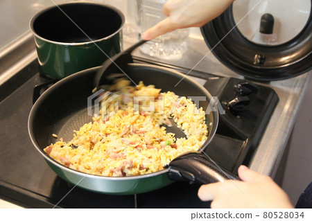 在廚房裡炒炒飯 80528034