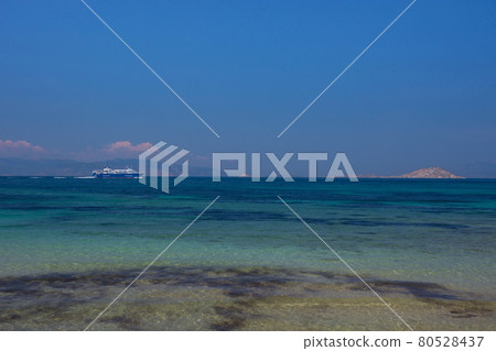 The clear and blue waters of Mediterranean sea in the Saronic gulf, Greece. 80528437