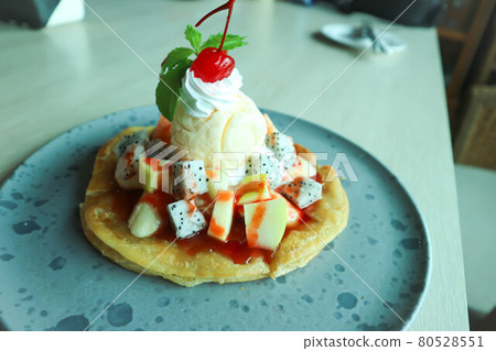 naan or roti, deep fried naan with fruit and ice cream topping naan or roti, deep fried naan with fruit and ice cream topping 80528551