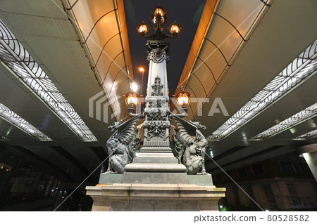 Kirin statue of Nihonbashi at night 80528582