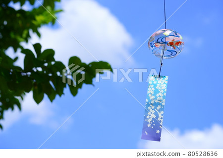 The sound of a wind chime in the midsummer sky 80528636