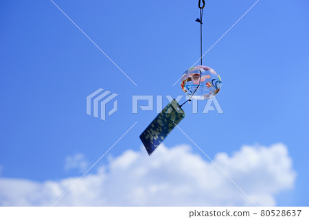The sound of a wind chime in the midsummer sky 80528637