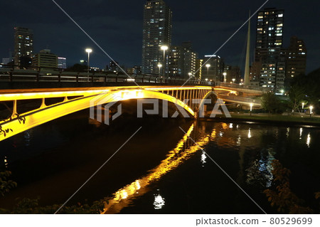 夜晚的天神橋燈火通明 夜晚的天神橋燈火通明 80529699