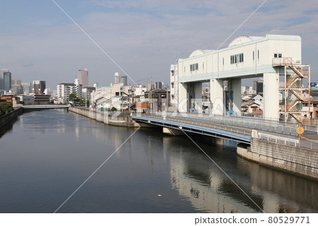 Neyagawa in the Yodo River system that flows through the eastern part of Osaka Prefecture 80529771