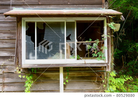 廢棄的房子/破窗 80529880