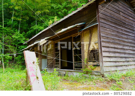 Abandoned house 80529882
