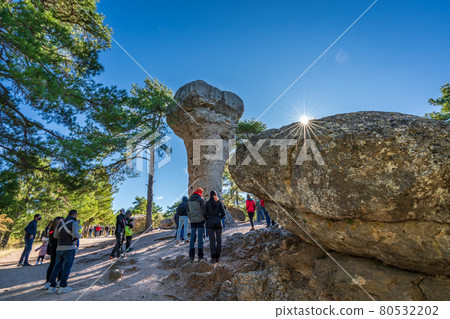 Large group of unrecognizable blurred tourists in Cuenca 80532202