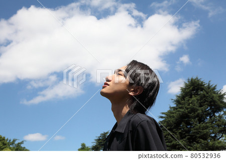 仰望藍天和天堂的年輕微笑男子的畫像 80532936