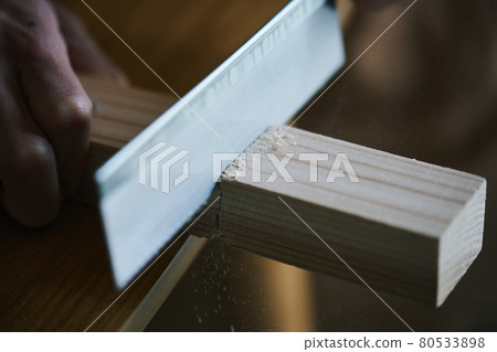 用一把鋸子男人砍木頭的手 80533898