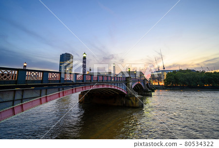 Lambeth Bridge in central London, UK. Lambeth Bridge spans the River Thames connecting Lambeth and Westminster. Wide angled view taken in the evening shortly after sunset. 80534322