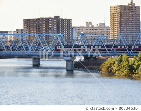 一列火車行駛在東京大田區多摩川的鐵路橋上 80534630