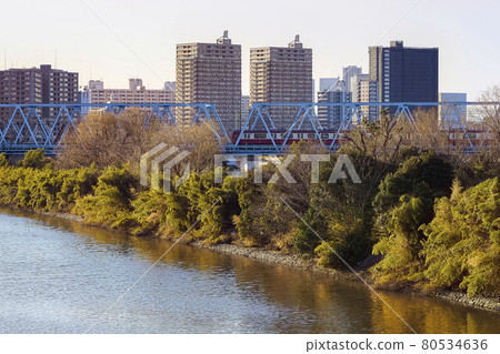 東京大田區玉川上的鐵橋 80534636