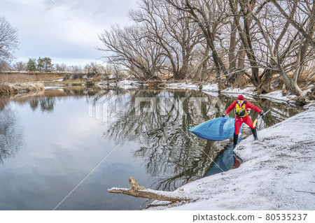 winter stand up paddling 80535237