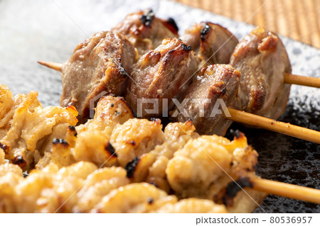 各種各樣的烤雞肉串(鹽烤)拼盤以沙子為重點。 各種各樣的烤雞肉串(鹽烤)拼盤以沙子為重點。 80536957