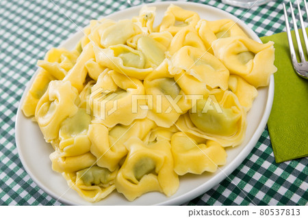 Tortelloni with ricotta cheese and spinach 80537813