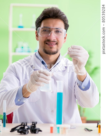 Man chemist working in the lab 80539284
