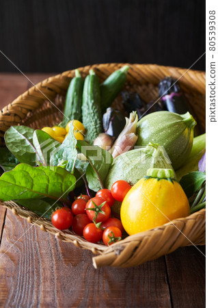 Summer vegetables in a basket 80539308
